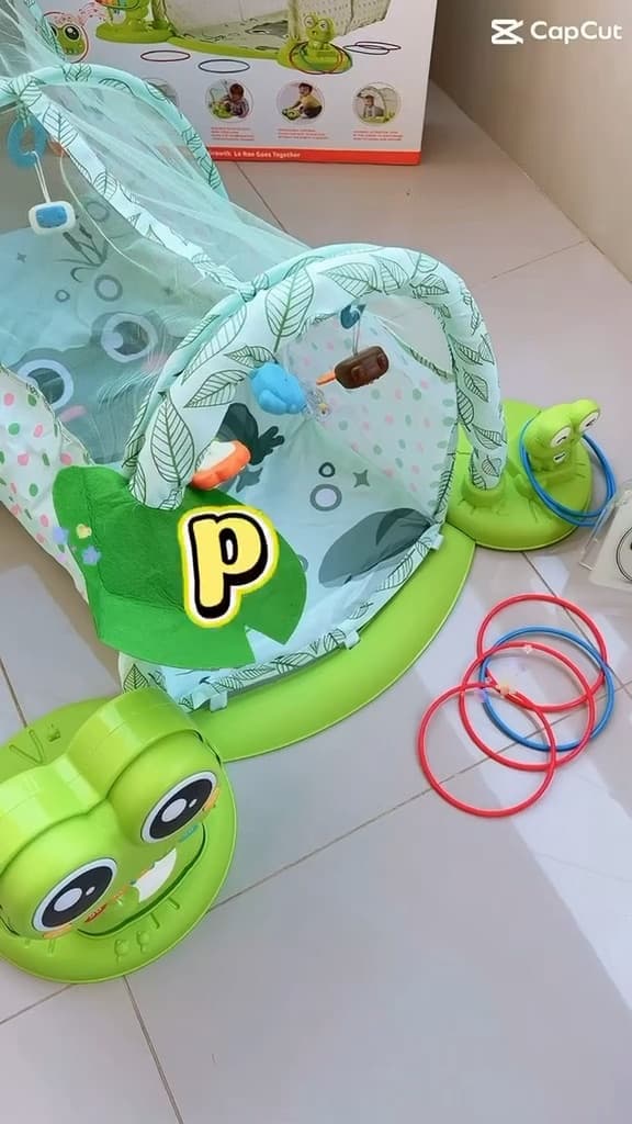 بساط لعب مع قوس ألعاب وموسيقى סרטון 6