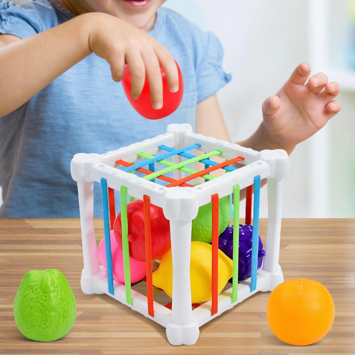 משחק קופסת מיון חינוכית עם פירות וצורות